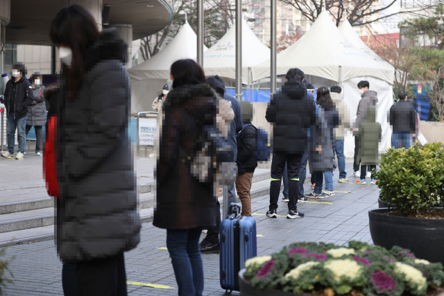 지난 7일 오전 서울 동작구 보건소에 마련된 선별진료소 앞에 검사 대기자들이 줄을 서 있다. 연합뉴스