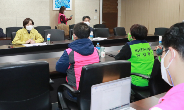 초등 돌봄교실 운영 주체를 지방자치단체로 이관하는 온종일 돌봄법 제정 움직임 속에서 당사자간 갈등이 빚어지고 있다. 유은혜 사회부총리 겸 교육부 장관과 유기홍 국회 교육위원회장이 7일 서울 교육시설재난공제회에서 전국학교비정규직연대회의 대표자와 긴급 간담회를 하는 모습. 연합뉴스