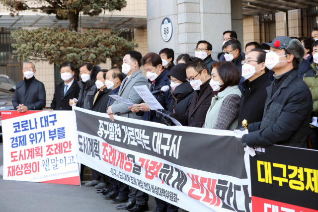 9일 오전 중구 의회, 중구 도시계획 조례 개정 반대 비상대책위원회(이하 비대위)를 비롯한 주민 70여명은 대구시의회를 찾아 