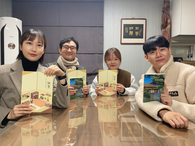 대구대 한국어문학과 학생들과 양진오 교수(왼쪽에서 두 번째)가 새로 출간된 