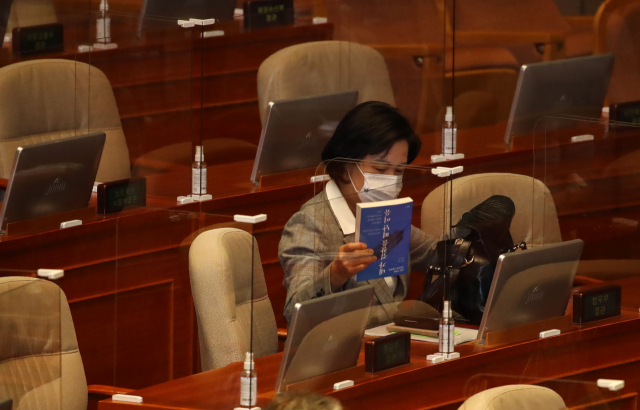 추미애 법무부 장관이 9일 국회 본회의를 앞두고 본회의장 장관석에 앉아 