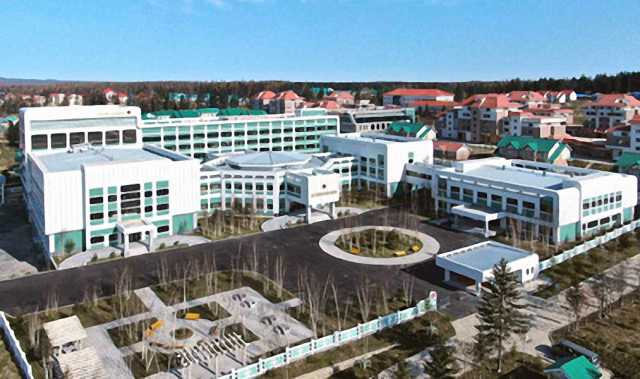 북한 노동당 기관지 노동신문은 지난 2일 삼지연시 인민병원 방문기를 보도했다. 백두산 기슭에 세워진 이 병원은 엑스레이실과 복부초음파, 심전도, 위내시경 검사가 가능한 시설을 갖추고 있다. 원격진료 시스템도 갖춰 환자들이 중앙병원 의료진의 진단 서비스를 받을 수 있도록 했다. 연합뉴스