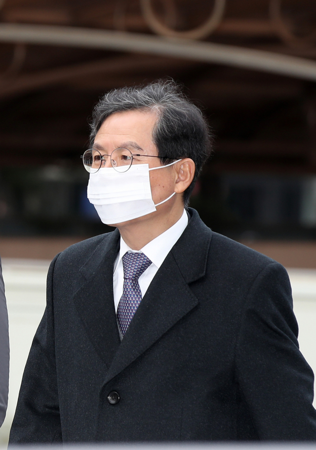 라임자산운용 사태의 핵심 인물인 김봉현 전 스타모빌리티 회장으로부터 로비 대상으로 지목된 윤갑근 전 대구고검장(현 국민의힘 충북도당위원장)이 10일 오전 서울 양천구 서울남부지법에서 열린 영장실질심사에 출석하고 있다. 윤 전 고검장은 라임 펀드 판매사인 우리은행이 지난해 4월 펀드의 판매를 중단하자 우리은행에 로비 명목으로 라임 측으로부터 2억여 원의 로비 자금을 수수한 혐의를 받는다. 연합뉴스