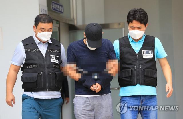 지난 8월 제주시 민속오일시장 인근 밭에서 30대 여성을 살해한 혐의로 경찰에 붙잡힌 A씨가 9월 10일 오후 제주동부경찰서에서 제주지검으로 이송되고 있다. 연합뉴스DB
