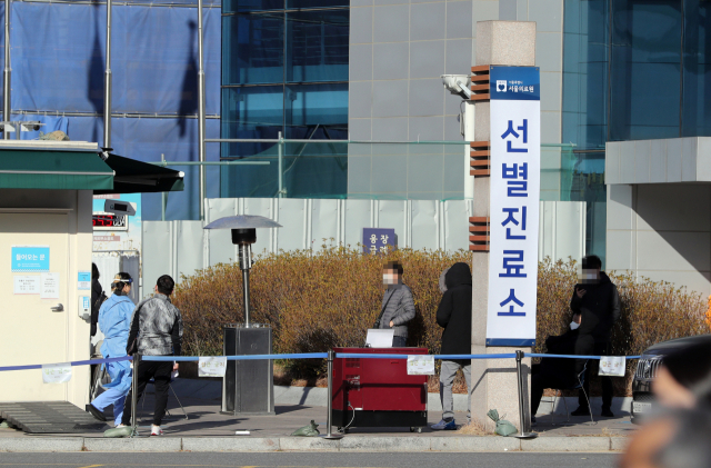 국내 신종 코로나바이러스 감염증(코로나19) 신규 확진자가 연일 600명대로 나오자 중환자 병상 부족 문제에 대한 우려도 커지고 있다. 사진은 중랑구 서울의료원 선별진료소에서 시민들이 코로나 19 검사를 받기위해 대기하는 모습. 연합뉴스