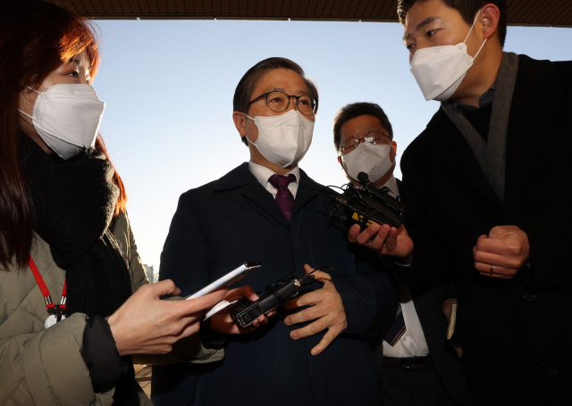 변창흠 국토교통부 장관 후보자가 8일 오전 정부과천청사 서울지방국토관리청에 마련된 청문회 준비 사무실에 출근하고 있다. 연합뉴스