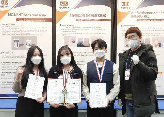 서울국제발명전시회 경일대 부스에서 서미주, 김정연, 이성원, 김우재(왼쪽부터) 지도교수가 포즈를 취하고 있다. 경일대 제공