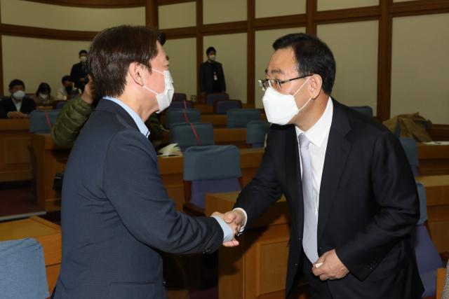국민의힘 주호영 원내대표(오른쪽)와 국민의당 안철수 대표가 국회 의원회관에서 최연숙.서정숙 의원실 주최로 열린 