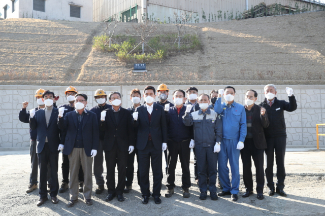 이강덕 경북 포항시장이 12월10일 올해 태풍으로 피해를 입은 기업체 3곳을 방문해 복구현장을 둘러보고 애로를 청취했다. 포항시 제공