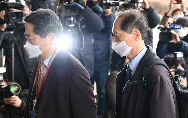 윤석열 검찰총장 측 특별변호인인 이완규 변호사(오른쪽)가 10일 오전 윤 총장에 대한 검사징계위원회가 열린 정부과천청사 법무부에 출석하고 있다. 연합뉴스