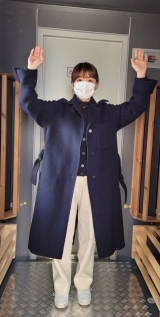 STI의 한 직원이 열풍으로 코로나19 바이러스를 사멸시키는 대인소독기 내부에서 작동을 시연하고 있다. 김윤기 기자.