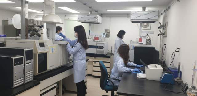 포항시 2곳의 정수장의 여과 소독시설을 친환경시설로 교체했다. 수돗물을 검사하는 모습. 포항시 제공