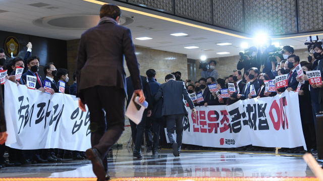 국민의힘 의원들이 10일 여의도 국회 본회의장 입구에서 본회의에 입장하는 더불어민주당 의원들을 향해 
