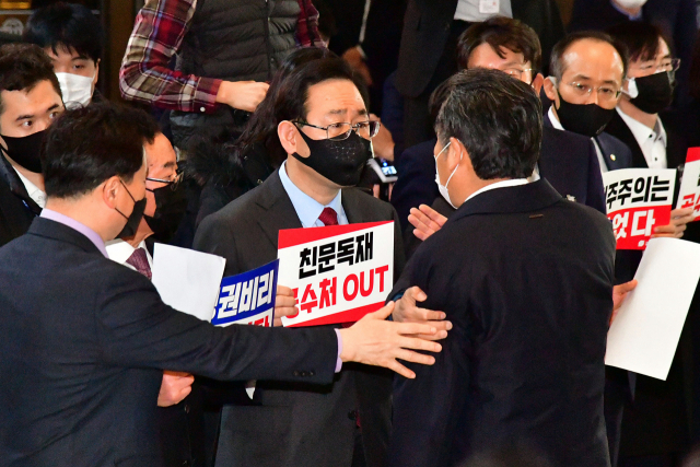 더불어민주당 정청래 의원이 10일 오후 국회 로텐더홀에서 공수처법 반대 시위를 하던 국민의힘 주호영 원내대표와 말다툼을 하고 있다. 연합뉴스