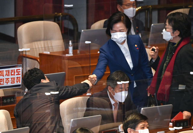 추미애 법무부 장관이 10일 오후 서울 여의도 국회에서 열린 본회의에서 고위공직자범죄수사처(공수처) 설치 및 운영에 관한 일부개정법률안이 통과된 후 퇴장하며 이상직 무소속 의원과 인사하고 있다. 연합뉴스