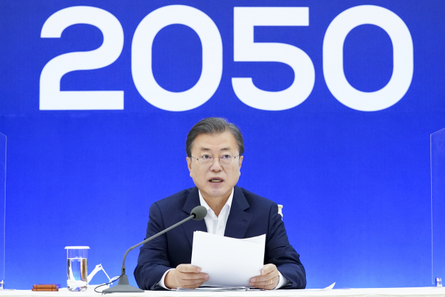 문재인 대통령이 27일 청와대에서 열린 2050 탄소중립 범부처 전략회의에서 발언하고 있다. 자료사진 연합뉴스