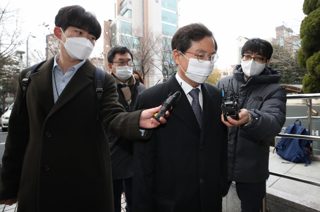 라임자산운용 사태의 핵심 인물인 김봉현 전 스타모빌리티 회장으로부터 로비 대상으로 지목된 윤갑근 전 대구고검장(현 국민의힘 충북도당위원장)이 10일 오전 서울 양천구 서울남부지법에서 열린 영장실질심사에 출석하며 취재진 질문에 답하고 있다. 윤 전 고검장은 라임 펀드 판매사인 우리은행이 지난해 4월 펀드의 판매를 중단하자 우리은행에 로비 명목으로 라임 측으로부터 2억여 원의 로비 자금을 수수한 혐의를 받는다. 연합뉴스