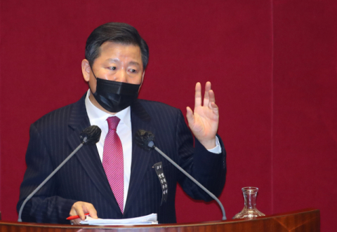 국민의힘 이철규 의원이 10일 국회 본회의에서 15시 15분께 시작한 국가정보원법 전부개정법률안에 대한 무제한토론을 21시 50여분까지 6시간 넘게 계속하고 있다. 연합뉴스