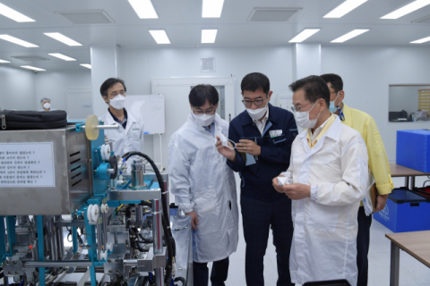 최기문(오른쪽 첫 번째) 영천시장이 중소기업 현장을 찾아 애로사항 청취 등 기업 소통 행보를 펼치고 있다. 영천시 제공