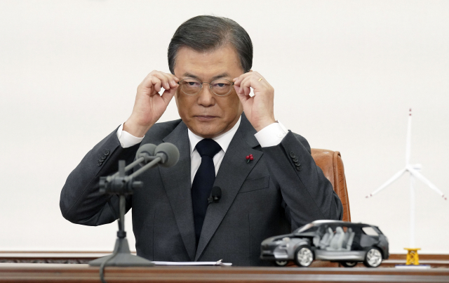문재인 대통령이 10일 오후 청와대 본관 집무실에서 