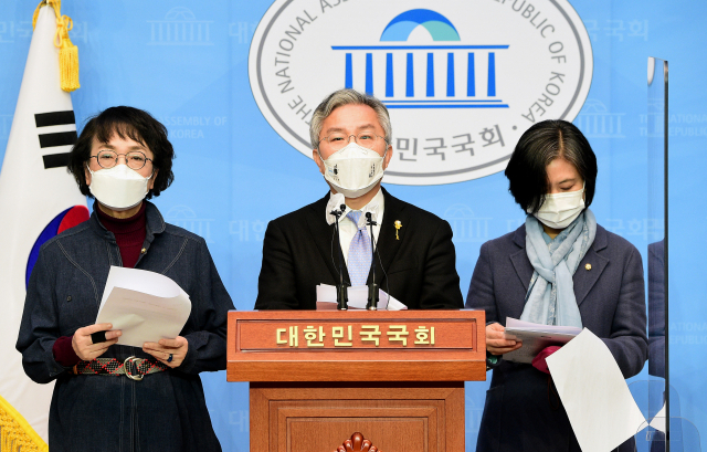 열린민주당 최강욱 대표가 11일 국회 소통관에서 검찰청법-법원조직법 일부개정법률안 대표 발의 기자회견을 하고 있다. 연합뉴스
