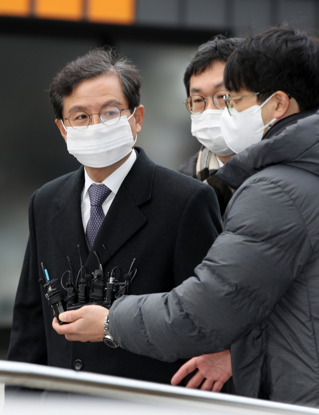라임자산운용 사태의 핵심 인물인 김봉현 전 스타모빌리티 회장으로부터 로비 대상으로 지목된 윤갑근 전 대구고검장(현 국민의힘 충북도당위원장)이 10일 오전 서울 양천구 서울남부지법에서 열린 영장실질심사에 출석하고 있다. 윤 전 고검장은 라임 펀드 판매사인 우리은행이 지난해 4월 펀드의 판매를 중단하자 우리은행에 로비 명목으로 라임 측으로부터 2억여 원의 로비 자금을 수수한 혐의를 받는다. 연합뉴스