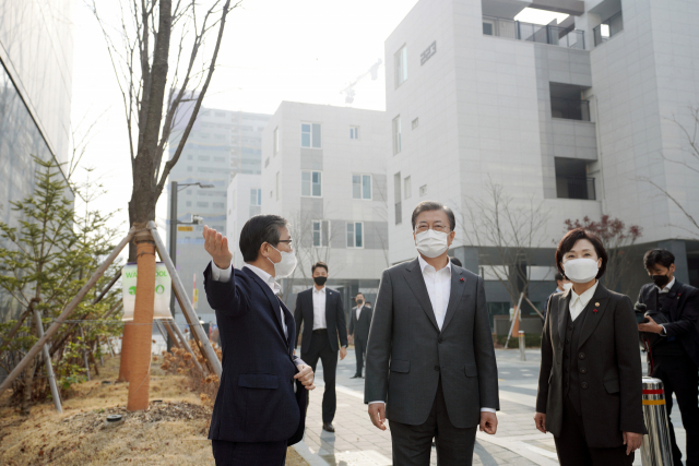 문재인 대통령이 11일 오전 경기 화성시 LH 임대주택 100만호 기념단지인 동탄 공공임대주택에서 김현미 국토교통부 장관, 변창흠 국토교통부 장관 후보자(현 LH 사장)와 함께 임대주택 단지를 살펴보며 대화하고 있다. 연합뉴스