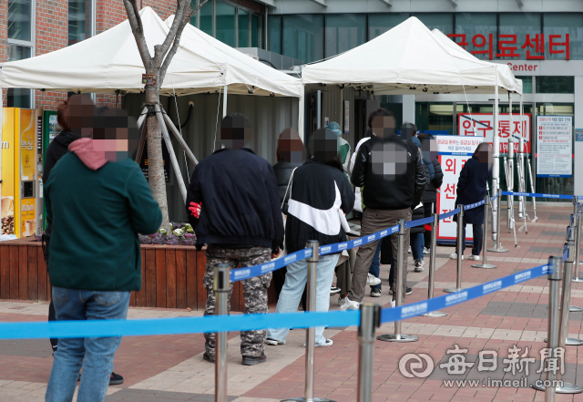 11일 대구 달성군 영신교회에서 코로나19 확진자가 다수 발생한 가운데 해당 교회 인근 계명대 동산병원 선별진료소 앞에서 시민들이 검사 차례를 기다리고 있다. 우태욱 기자 woo@imaeil.com