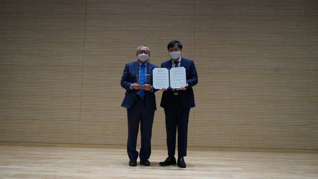 서판길(왼쪽) 뇌연구원장이 대한민국 최고과학기술인상 상금 3억원을 기탁했다. 한국뇌연구원 제공