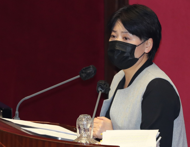 국민의힘 윤희숙 의원이 11일 오후 국회 본회의에서 국가정보원법 전부개정법률안에 대한 무제한 토론(필리버스터)을 하고 있다. 연합뉴스