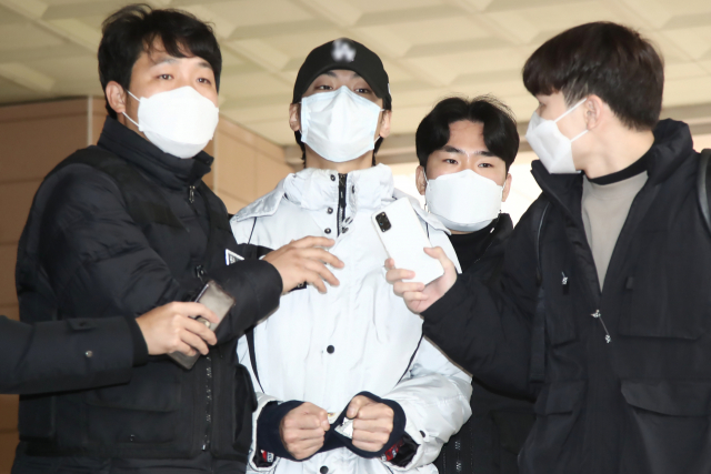 동료를 폭행한 혐의를 받는 래퍼 아이언이 11일 오전 서울 마포구 서부지법에서 열린 구속 전 피의자 심문(영장실질심사)을 마치고 법원을 나서고 있다. 연합뉴스