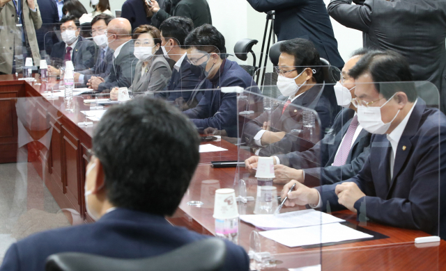 곽상도 의원 등 국민의힘 대구경북 지역구 의원들이 17일 오후 서울 여의도 국회의원회관에서 김해신공항 백지화 관련 간담회를 하고 있다. 연합뉴스