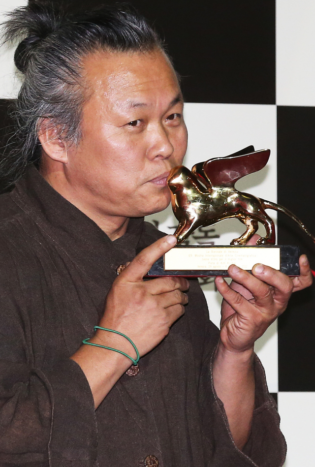 영화 감독 김기덕이 11일(현지시간) 발트3국 가운데 하나인 라트비아에서 신종 코로나바이러스 감염증(코로나19)으로 사망했다고 타스 통신이 발트 지역 언론 델피(Delfi)를 인용해 보도했다. 김 감독은 11일 새벽 현지 병원에서 코로나19가 악화해 숨졌다고 통신은 소개했다. 사진은 지난 2012년 9월 11일 오후 서울 중구 메가박스 동대문에서 열린 제69회 베니스국제영화제 황금사자상 수상 기념 기자회견에서 황금사자상을 들고 포즈를 취하고 있는 김 감독의 모습. 연합뉴스