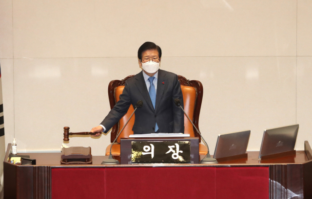 박병석 국회의장이 12일 오전 4시12분께 국회 본회의에서 국민의힘 윤희숙 의원의 국가정보원법 전부개정 법률안에 대한 무제한 토론(필리버스터)이 끝난 뒤 전날 한 의원이 코로나19 확진자와 접촉했다며 여야 합의를 마친 뒤 방역을 위해 정회를 선포하고 있다. 윤 의원은 최장 발언 기록을 경신했다. 연합뉴스