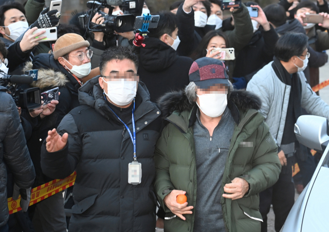 형기를 마치고 출소한 아동 성범죄자 조두순이 12일 오전 경기도 안산시 법무부 안산준법지원센터로 들어가고 있다. 연합뉴스