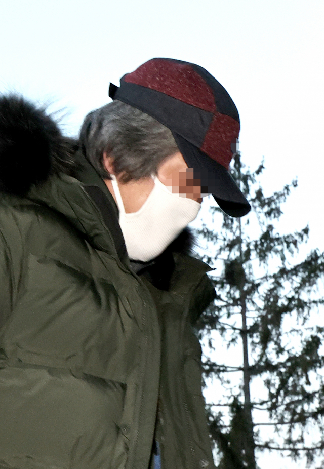 형기를 마치고 출소한 아동 성범죄자 조두순이 12일 오전 경기도 안산시 법무부 안산준법지원센터로 들어가고 있다. 연합뉴스
