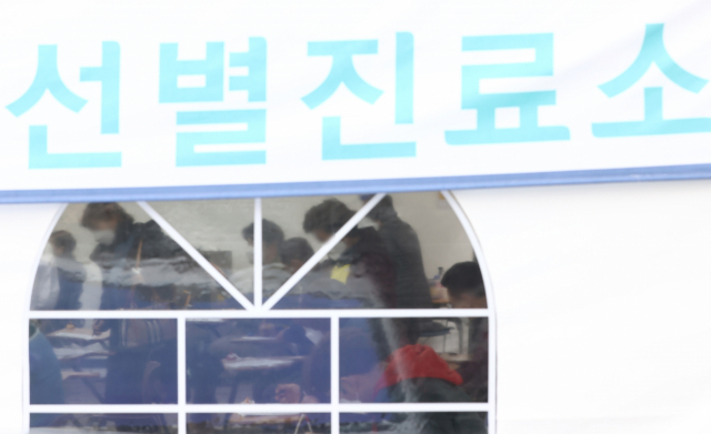 11일 선별진료소를 찾은 시민들이 코로나19 검사를 위해 기다리고 있다. 연합뉴스