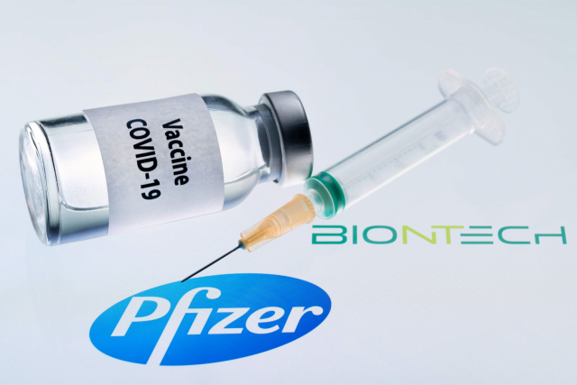 미국 식품의약국(FDA) 자문위원회는 10일(현지시간) 미 제약사 화이자와 독일의 바이오앤테크가 공동개발한 신종 코로나바이러스 감염증(코로나19) 백신의 긴급사용 승인을 권고했다. 사진은 화이자·바이오앤테크 로고 옆에 놓인 코로나19 백신과 주사기. 연합뉴스