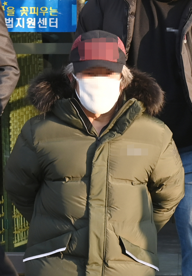 형기를 마치고 출소한 아동 성범죄자 조두순이 12일 오전 경기도 안산시 법무부안산준법지원센터에서 나오고 있다. 연합뉴스