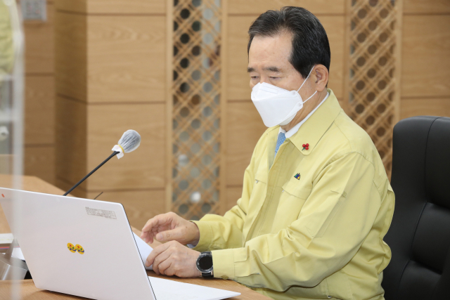 정세균 국무총리가 신종 코로나바이러스 감염증(코로나19) 대응 중앙재난안전대책본부회의에서 자료를 보고 있다. 연합뉴스