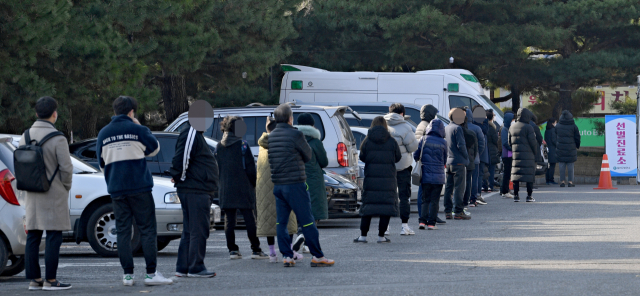 대구 달서구 보건소에 마련된 코로나19 선별진료소에서 검사를 받으려는 시민들이 줄지어 서서 차례를 기다리고 있다. 매일신문DB