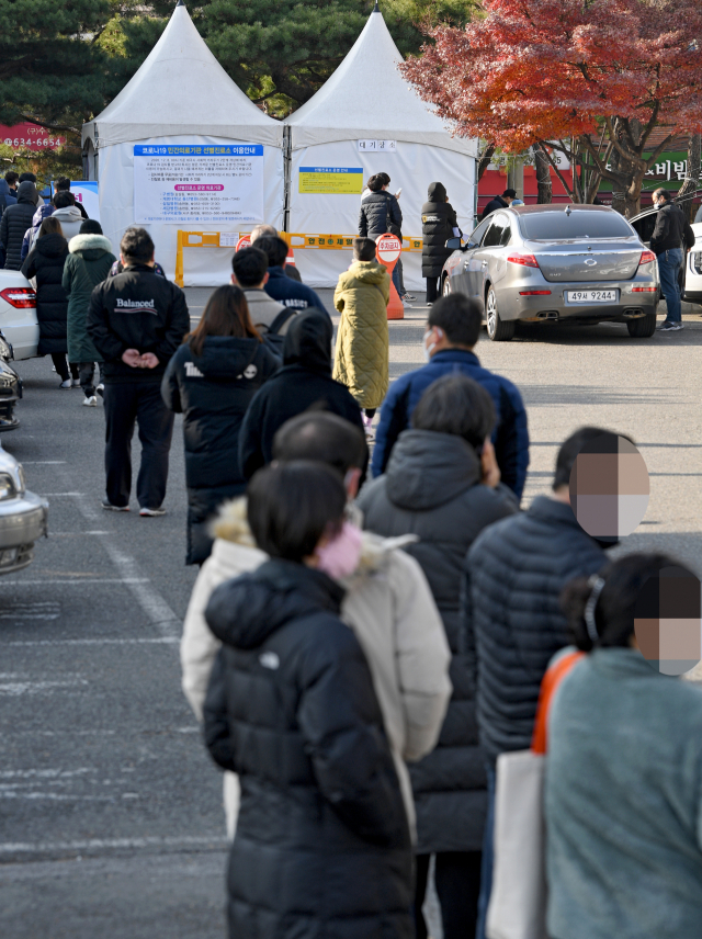 코로나19 신규 확진자가 전국 950명으로 집계된 12일 오전 대구 달서구 보건소에서 시민들이 코로나19 선별검사를 받기위해 차례를 기다리고 있다. 김영진 기자 kyjmaeil@imaeil.com