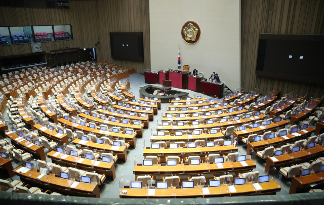12일 오전 4시12분께 국회에서 열린 국민의힘 윤희숙 의원의 국가정보원법 전부개정 법률안에 대한 무제한 토론(필리버스터)이 끝난 뒤 방역을 위해 본회의가 정회됐다. 연합뉴스