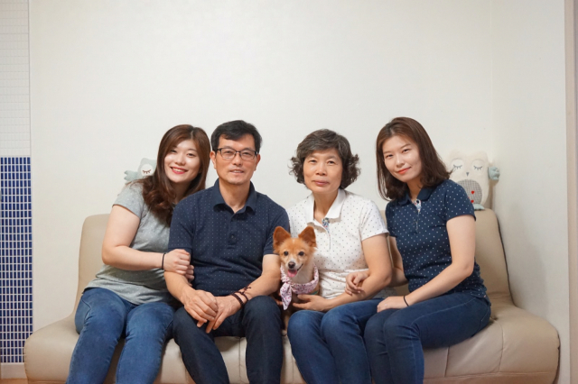예삐와 가족들의 모습. 예삐는 막내동생으로 살다, 집안의 최고령자로 세상을 떠났다.