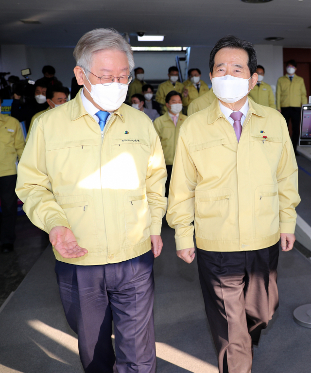 정세균 국무총리(오른쪽)와 이재명 경기도지사가 9일 경기도 수원시 경기도청에서 열린 코로나19 중대본 회의를 마친 뒤 청사 밖으로 함께 이동하고 있다. 연합뉴스