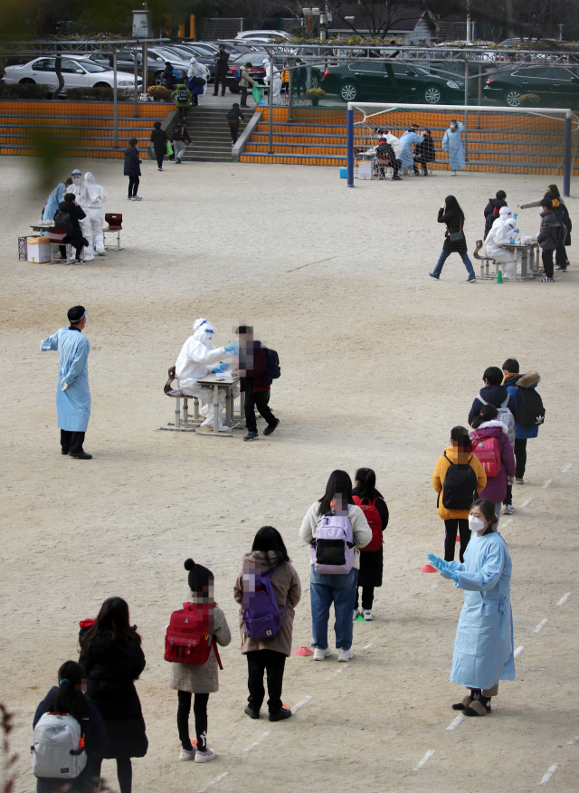13일 오전 광주 서구 한 초등학교에 설치된 선별진료소에서 학생들이 신종 코로나바이러스 감염증(코로나19) 검사를 받고 있다. 연합뉴스