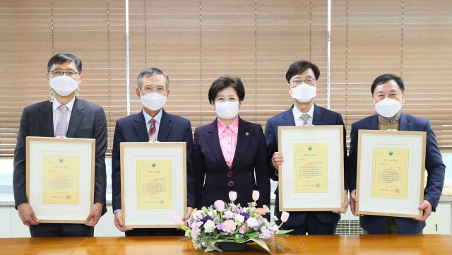 제34회 대구교육상을 받은 조치연 덕원고 교사와 이동길 전 경북대사대부중 교장(왼쪽부터), 김기식 전 대구남부교육지원청 교육장과 노봉남 대구성보학교 교사(왼쪽 세번째부터). 대구시교육청 제공