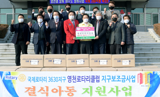 영천로타리클럽 회원들이 결식우려 아동들을 위한 식품키트 상자를 영천시에 전달하고 있다. 영천시 제공