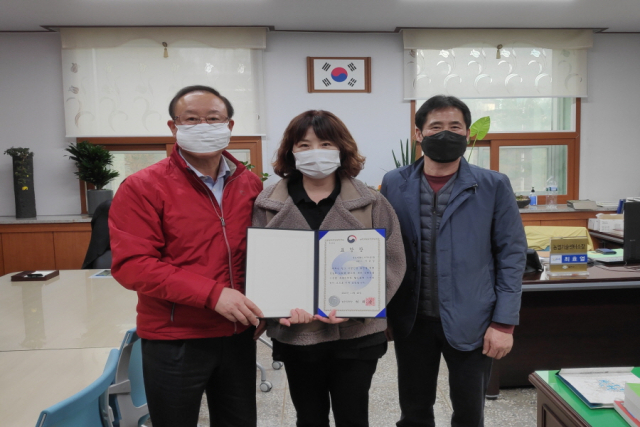 농촌진흥청장 표창을 수상한 어무이 참기름 이유정(가운데) 총괄이사와 송재근(오른쪽) 대표, 예천군농업기술센터 최효열(왼쪽) 소장이 기념 촬영을 하고 있다. 예천군 제공