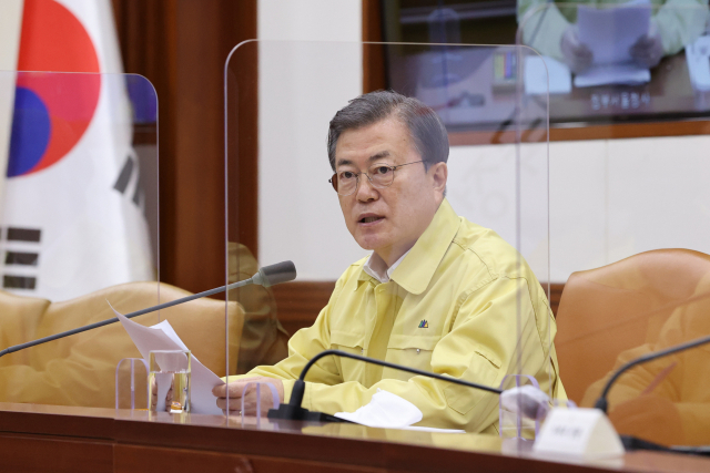 문재인 대통령이 13일 오후 정부서울청사에서 신종 코로나바이러스 감염증(코로나19) 대응 긴급 중앙재난안전대책본부(중대본) 회의를 주재하고 있다. 연합뉴스